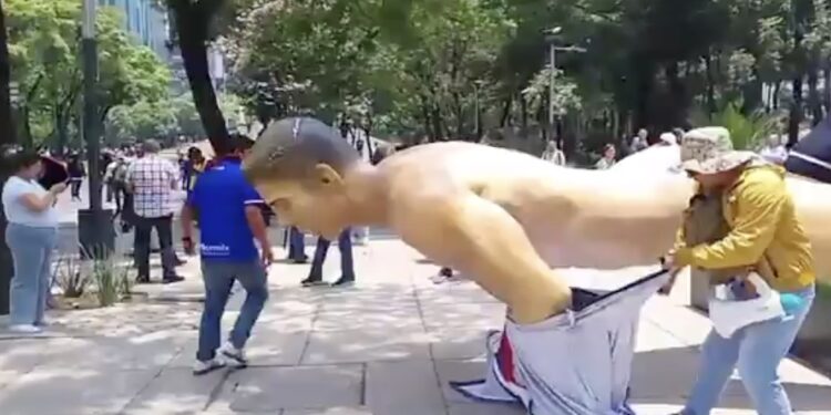 Manifestantes derriban estatuas mundialistas en Reforma durante protesta de la CNTE
