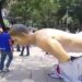 Manifestantes derriban estatuas mundialistas en Reforma durante protesta de la CNTE