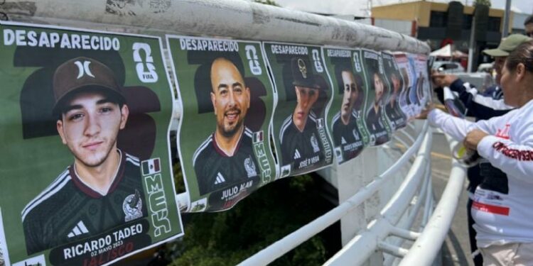 Ponen la camiseta de la Selección Mexicana a desaparecidos para visibilizar la crisis en México