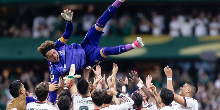 ‘Me voy con la cabeza en alto’: Guillermo Ochoa al despedirse en el Estadio Ciudad de México