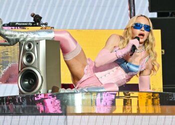 A sus 67 años, Madonna sorprende a sus fans con breve show en el Times Square