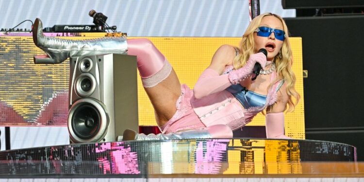 A sus 67 años, Madonna sorprende a sus fans con breve show en el Times Square