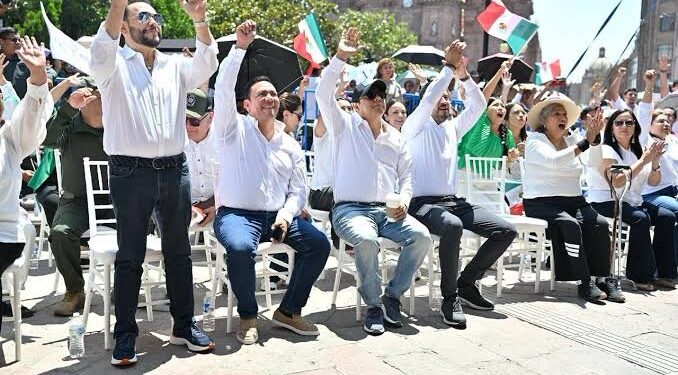 Asistentes a mitin político dejan daños y basura en Plaza de Armas
