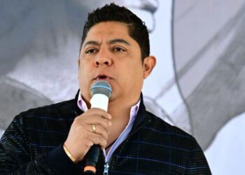 Gobernador atribuye a “encargo” publicación sobre denuncia vinculada a caso de IA