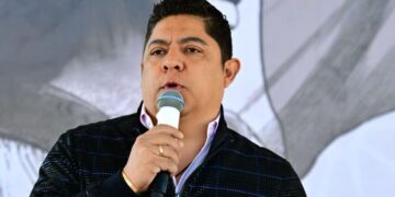 Gobernador atribuye a “encargo” publicación sobre denuncia vinculada a caso de IA