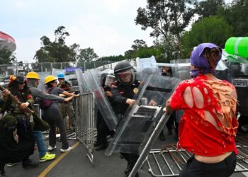 Colectivos acusan represión contra madres buscadoras y estudiantes en torno al Estadio CDMX