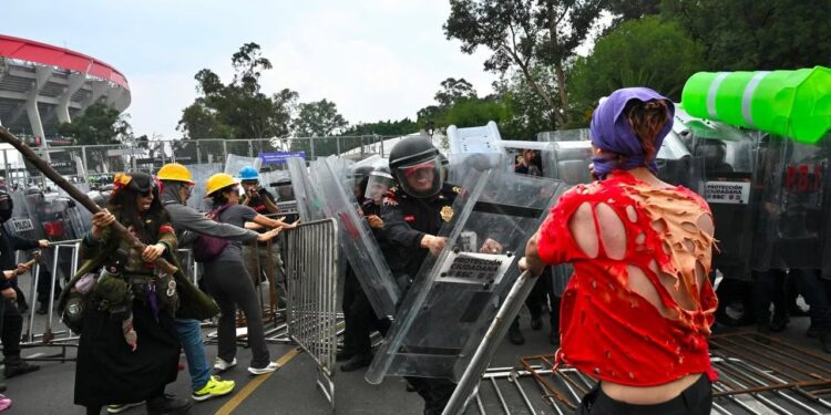 Colectivos acusan represión contra madres buscadoras y estudiantes en torno al Estadio CDMX