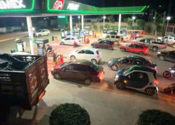 Automovilistas abarrotan gasolinerías de Oaxaca tras toma de planta de Pemex por la CNTE
