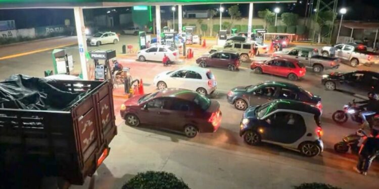 Automovilistas abarrotan gasolinerías de Oaxaca tras toma de planta de Pemex por la CNTE