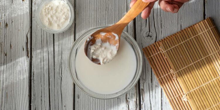 ¿Qué tan saludable es el kéfir? Beneficios y qué personas no deberían consumirlo