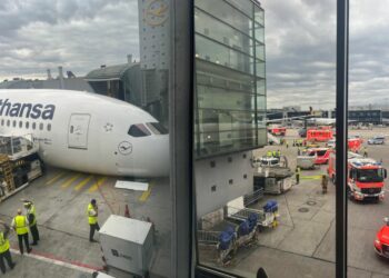 Colapsa tren de aterrizaje de avión en aeropuerto de Frankfurt; hay heridos