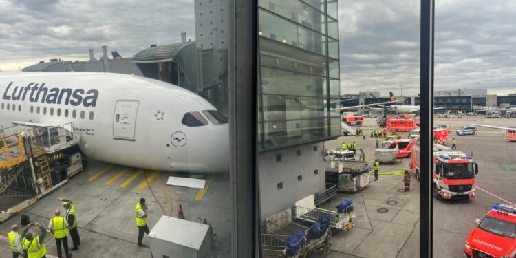 Colapsa tren de aterrizaje de avión en aeropuerto de Frankfurt; hay heridos