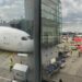 Colapsa tren de aterrizaje de avión en aeropuerto de Frankfurt; hay heridos