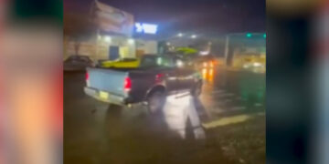 VIDEO | Conductor arrolla a mujer tras conflicto vial en Tehuacán, Puebla