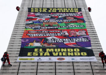 ‘La pelota vuelve a casa, ¿y nuestros hijos cuándo?’ colectivos llevan exigencia por desaparecidos a la Estela de Luz