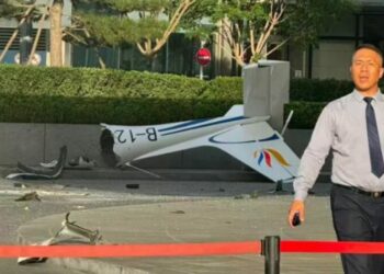 VIDEO | Avión pequeño se estrella contra rascacielos en Beijing
