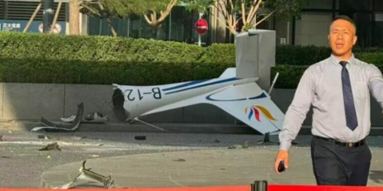 VIDEO | Avión pequeño se estrella contra rascacielos en Beijing