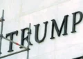 Retiran nombre de Trump de instalaciones del Centro Kennedy