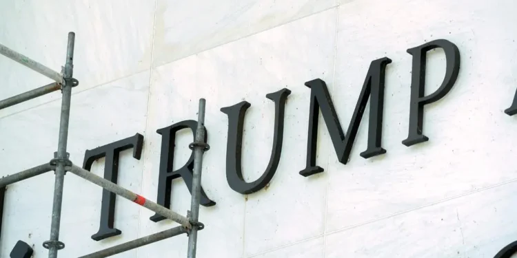 Retiran nombre de Trump de instalaciones del Centro Kennedy