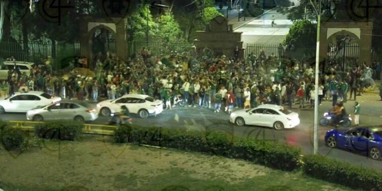 Potosinos desbordan las calles para celebrar el pase invicto de México en el Mundial