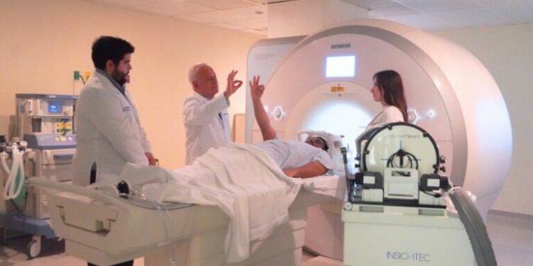 Llega a México el primer tratamiento sin cirugía para el Parkinson