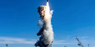 China prueba un misil de largo alcance en el Pacífico y enfurece a sus vecinos