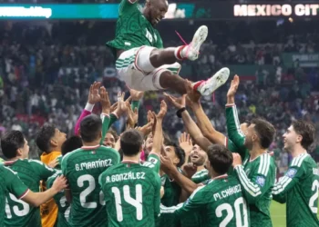 VIDEO | La polémica reacción de Julián Quiñones al cambio de Aguirre durante el México vs Inglaterra: “Se mam..”