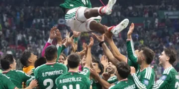 VIDEO | La polémica reacción de Julián Quiñones al cambio de Aguirre durante el México vs Inglaterra: “Se mam..”