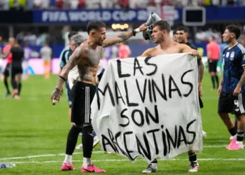 La FIFA está “evaluando” posibles sanciones a Argentina por la pancarta de las Malvinas