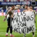 La FIFA está “evaluando” posibles sanciones a Argentina por la pancarta de las Malvinas