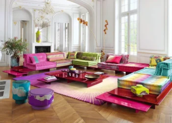 Adiós a la decoración de los 2000: el brillo de los años 80 vuelve como tendencia para llenar de personalidad tu hogar