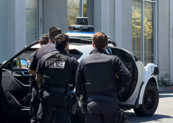 Un taxi autónomo delata a adolescentes que disparaban y bebían desde el coche en California