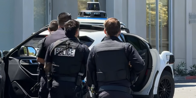 Un taxi autónomo delata a adolescentes que disparaban y bebían desde el coche en California