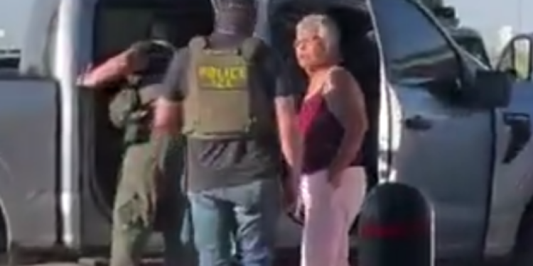 VIDEO | Capta a agentes de ICE deteniendo a una abuelita nativa americana por parecer “migrante”