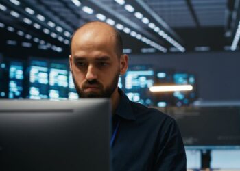 IA redefine los roles en ciberseguridad; especialistas asumen tareas más estratégicas