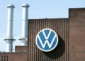 Se confirma la detención de trabajadores de Volkswagen por utilizar información privilegiada en inversiones relacionadas con la fusión con Rivian