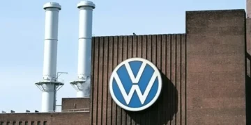 Se confirma la detención de trabajadores de Volkswagen por utilizar información privilegiada en inversiones relacionadas con la fusión con Rivian