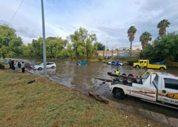 VIDEO | Entre ocho y 12 autos quedaron atrapados durante las lluvias