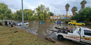 VIDEO | Entre ocho y 12 autos quedaron atrapados durante las lluvias