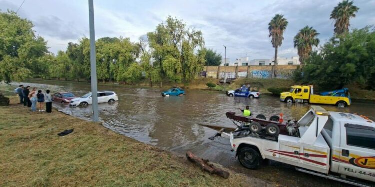 VIDEO | Entre ocho y 12 autos quedaron atrapados durante las lluvias