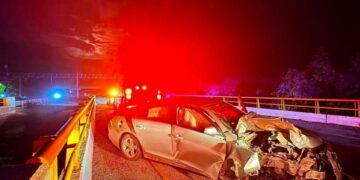 Conductor choca contra muro y abandona su vehículo en Ciudad Valles