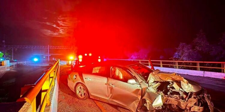 Conductor choca contra muro y abandona su vehículo en Ciudad Valles