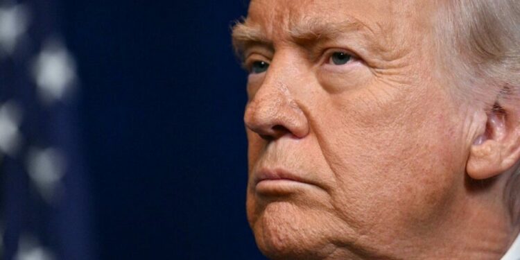 Trump defiende retenes migratorios pese a muertes de migrantes durante operativos del ICE