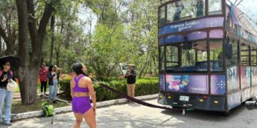 Diana Batres logró jalar un Turibús de ocho toneladas únicamente con la fuerza de su cabello