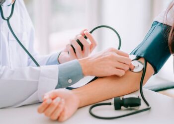Los 8 hábitos que elevan la presión arterial silenciosamente