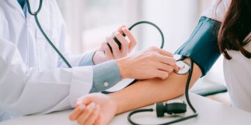 Los 8 hábitos que elevan la presión arterial silenciosamente