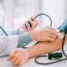 Los 8 hábitos que elevan la presión arterial silenciosamente