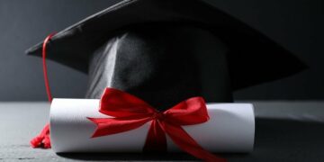 Aprovechan graduaciones para llevar un ‘pesito’ más al hogar