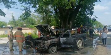 Camioneta se incendia por presunto cortocircuito en Ciudad Valles