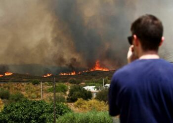 Incendios desbordan España y Francia: miles evacuados